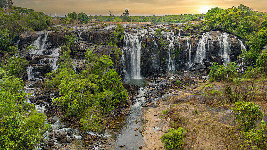 Luftaufnahme der Chiumbe-Wasserfälle, Lunda Sul, Angola, Afrika