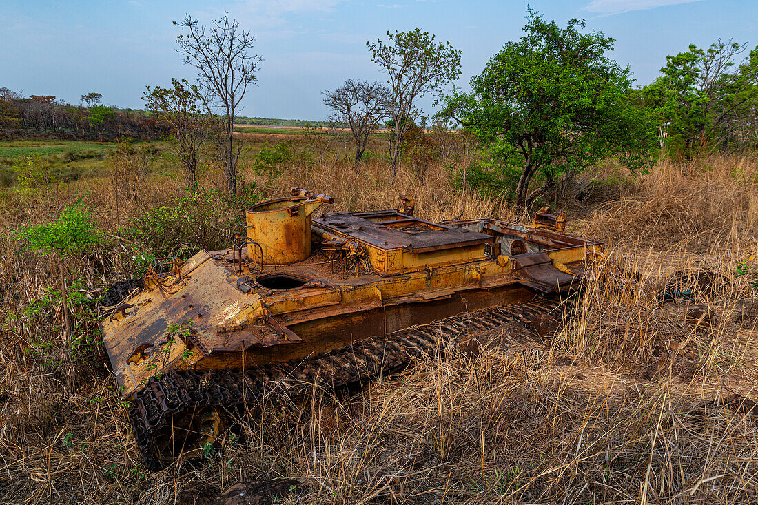 Alter zerstörter Tank, Moxico, Angola, Afrika