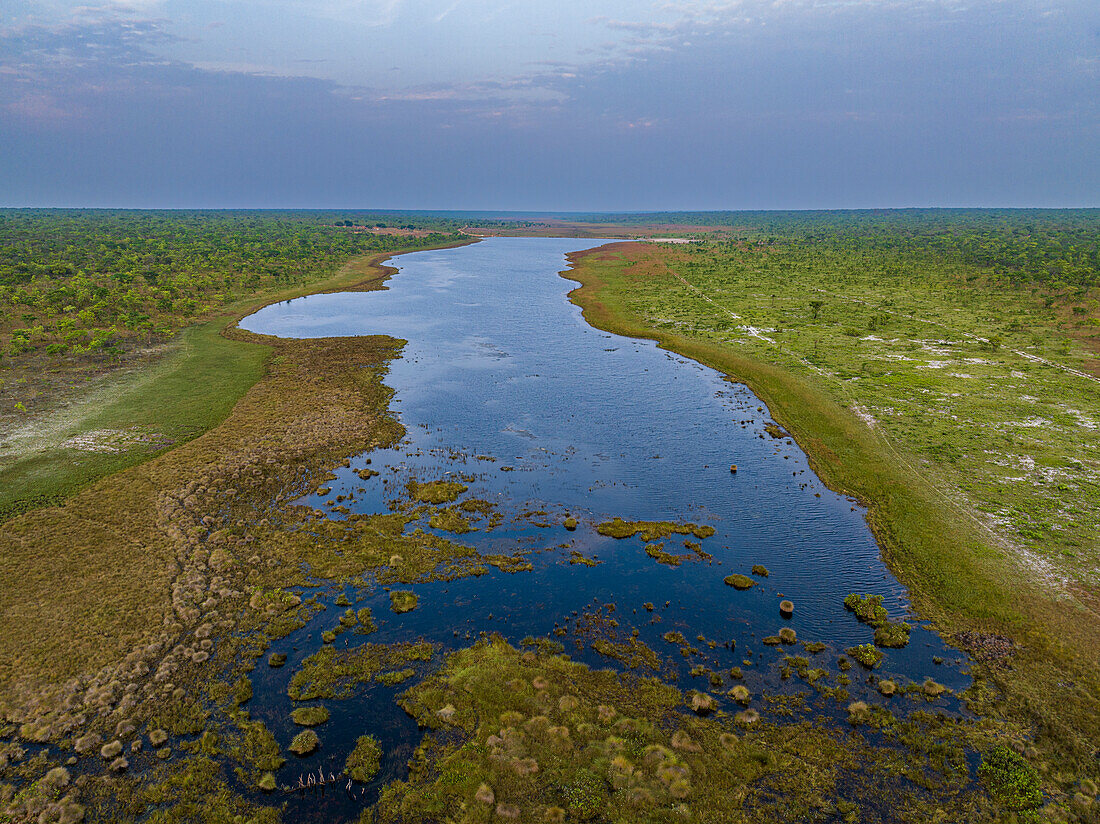 Luftaufnahme der Lagune von Sacasanje, Moxico, Angola, Afrika