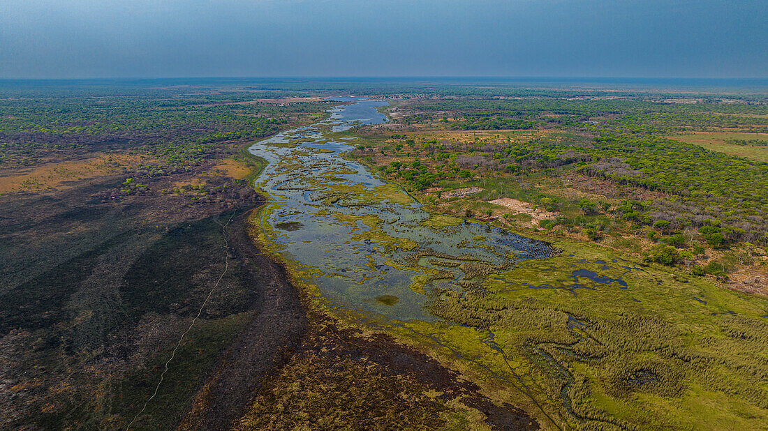 Luftaufnahme der Lagune von Mundolola, Moxico, Angola, Afrika