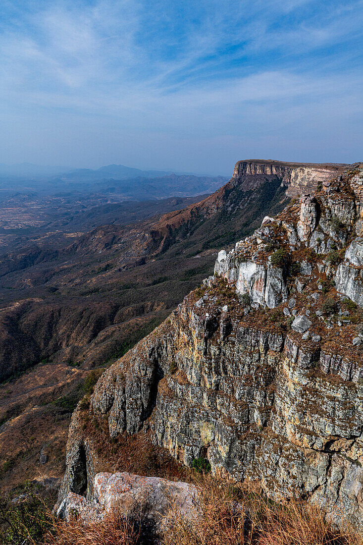 Luftaufnahme der Tundavala-Schlucht, großer Steilhang Serra da Leba, Lubango, Angola, Afrika