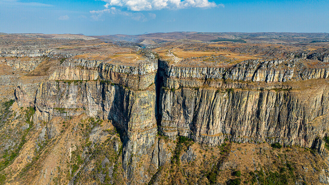Luftaufnahme der Tundavala-Schlucht, großer Steilhang Serra da Leba, Lubango, Angola, Afrika