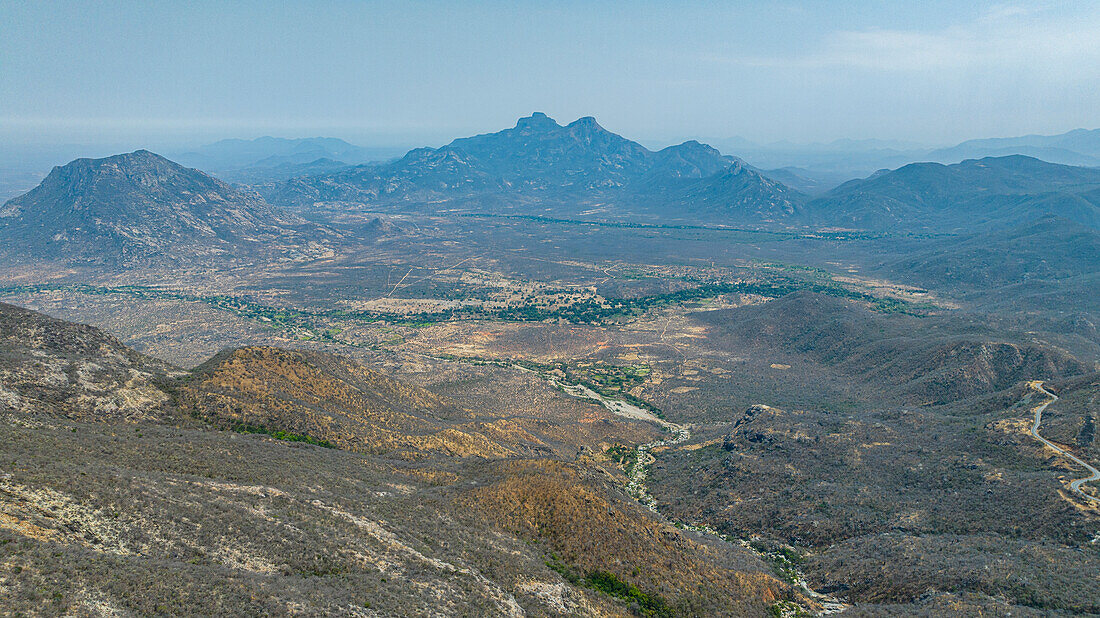 Luftaufnahme der Berge des Serra da Leba Gebirgspasses, Angola, Afrika