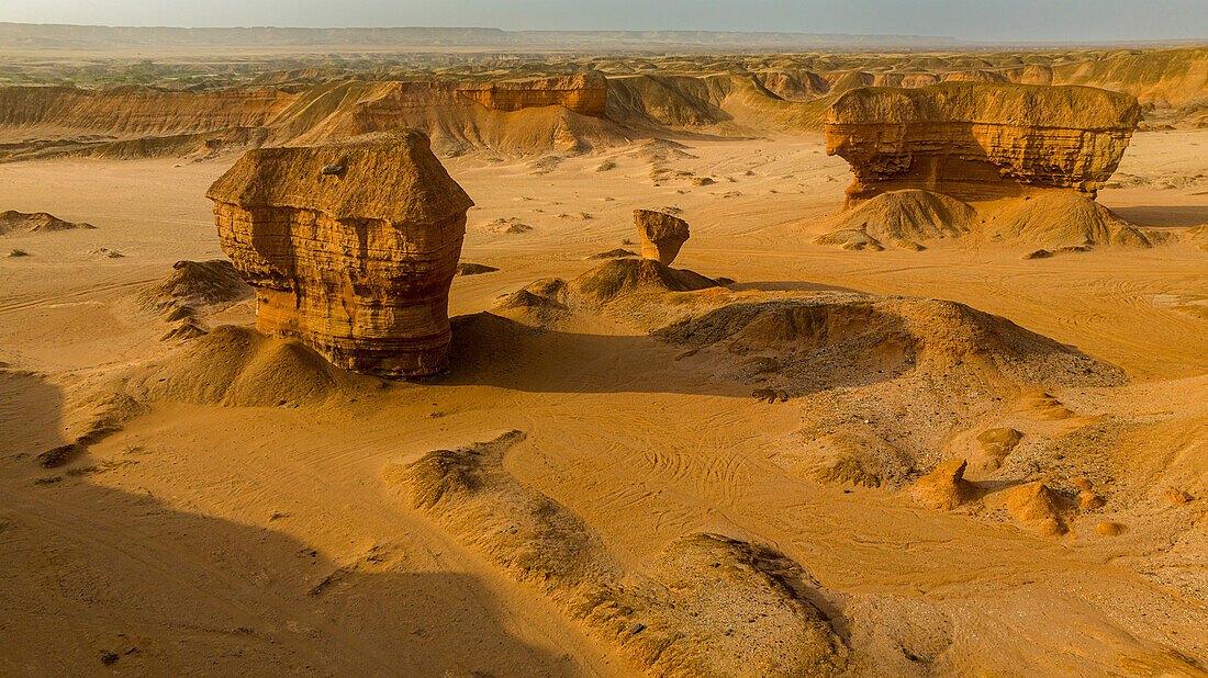 Luftaufnahme einer Sandsteinschlucht, Namibe (Namib)-Wüste, Iona-Nationalpark, Namibe, Angola, Afrika