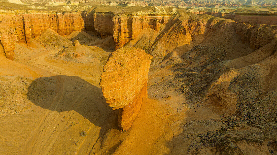 Luftaufnahme einer Sandsteinschlucht, Namibe (Namib)-Wüste, Iona-Nationalpark, Namibe, Angola, Afrika