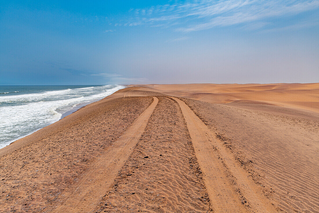 Sanddünen entlang der Atlantikküste, Namibe (Namib)-Wüste, Iona-Nationalpark, Namibe, Angola, Afrika