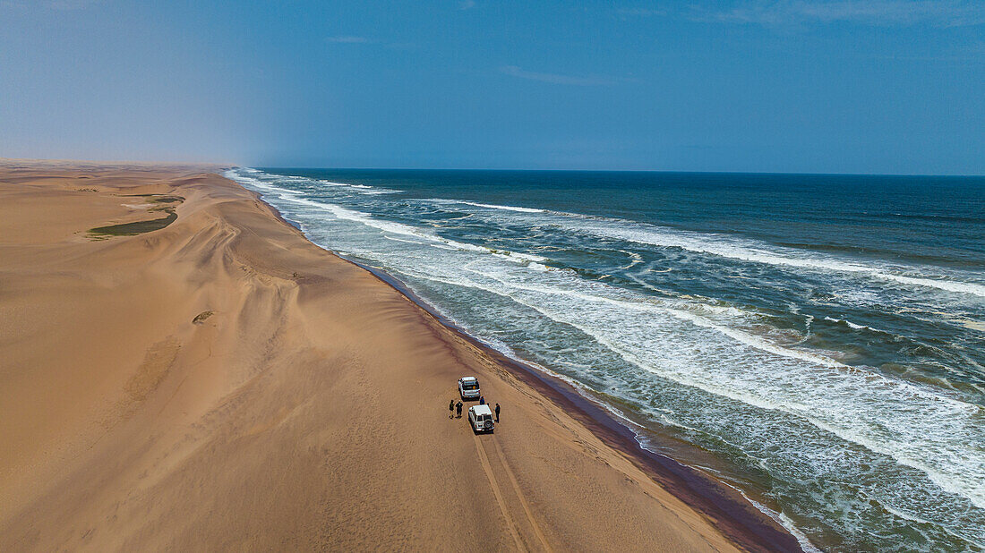 Autos fahren auf dem Kamm der Sanddünen entlang des Atlantiks, Namibe (Namib) Wüste, Iona National Park, Namibe, Angola, Afrika