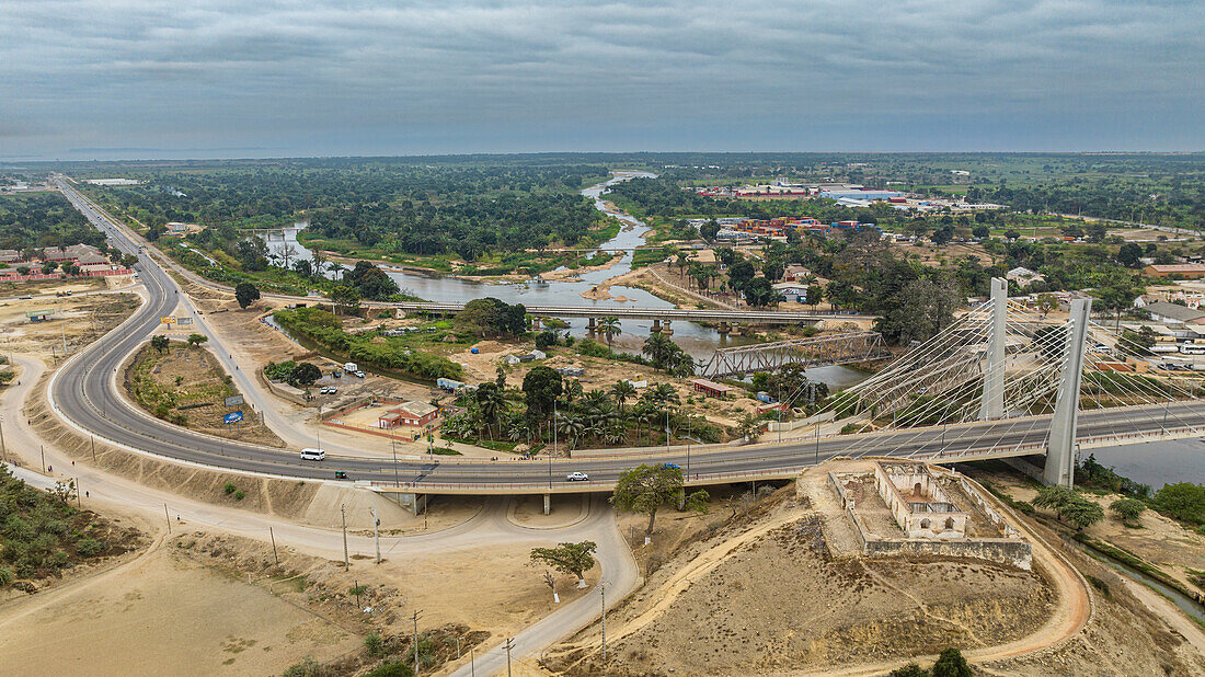 Luftaufnahme der Brücke über den Catumbela, Benguela, Angola, Afrika