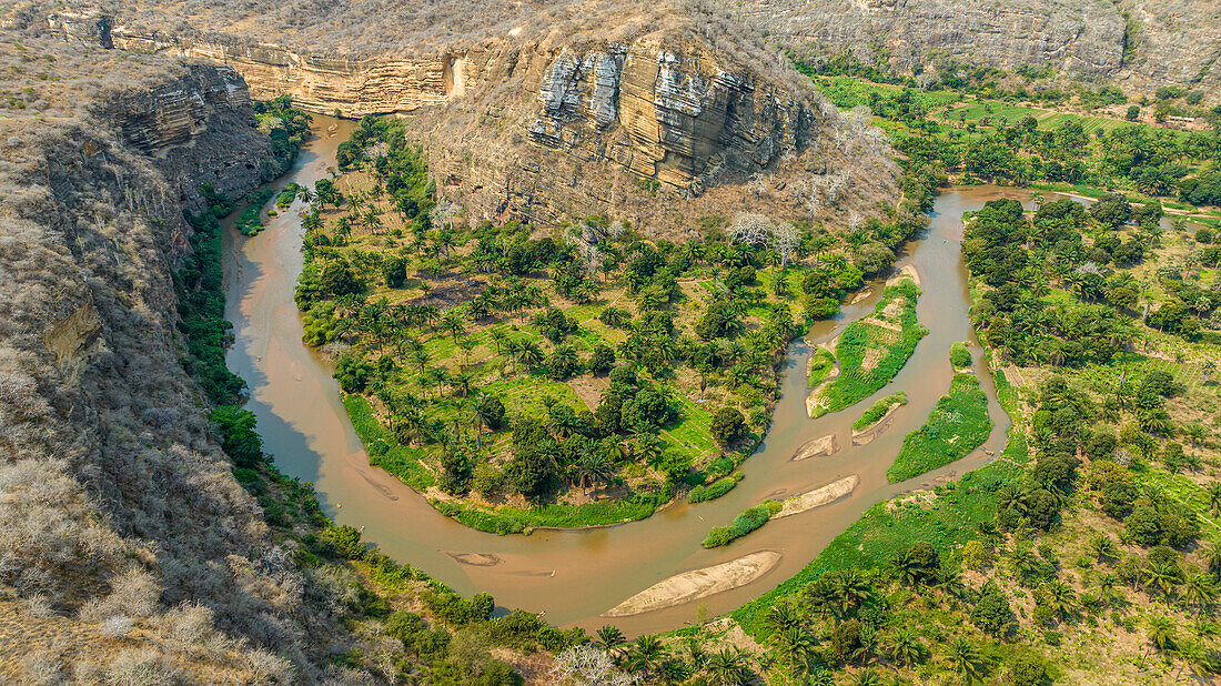 Luftaufnahme der hufeisenförmigen Biegung des Rio Cubal Canyon, Angola, Afrika