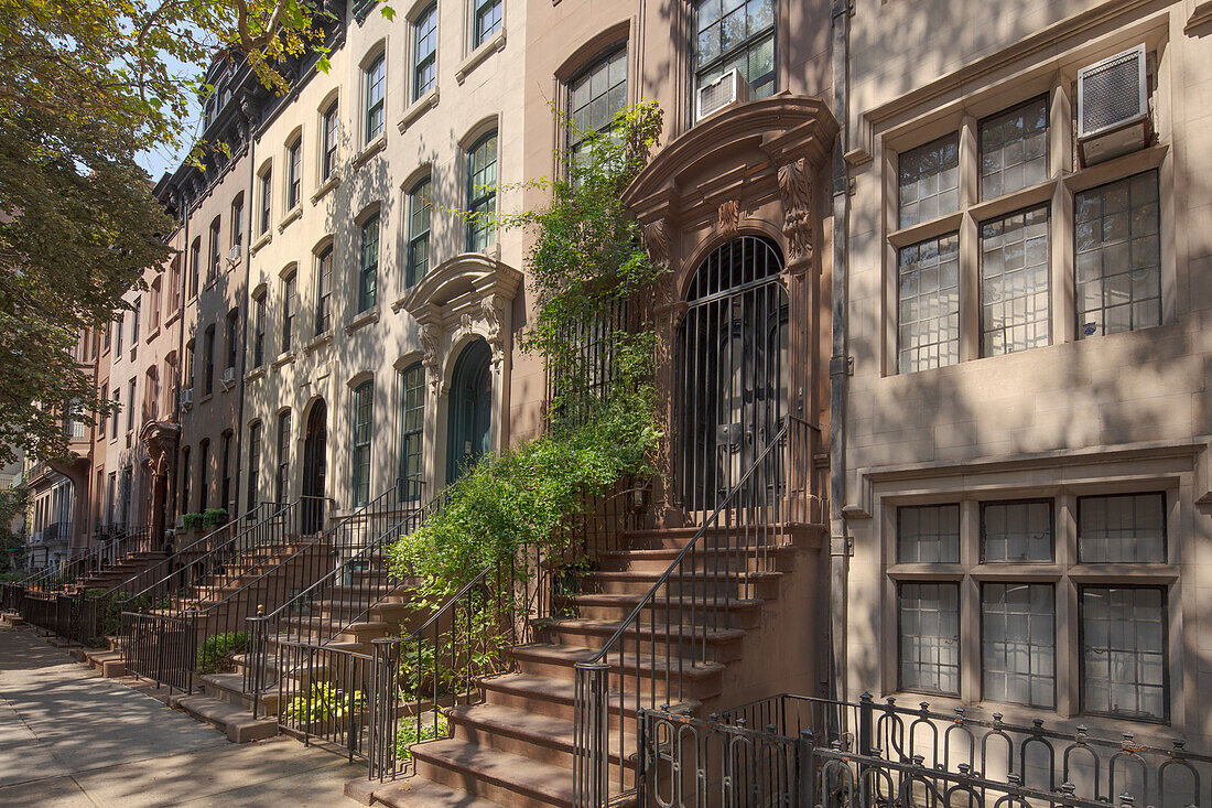 Eine Reihe traditioneller Stadthäuser der Upper East Side, darunter eines aus dem Film Frühstück bei Tiffany, New York City, Vereinigte Staaten von Amerika, Nordamerika