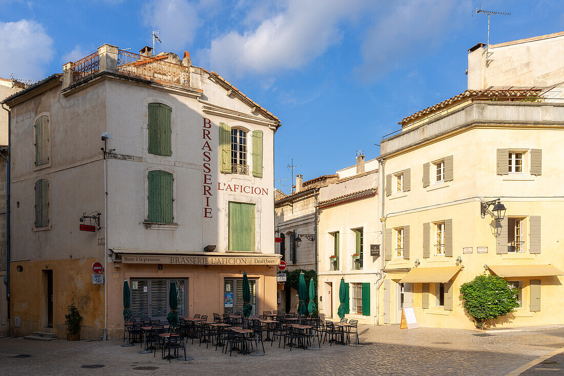 Straßenszene in Arles, Provence, Frankreich, Europa