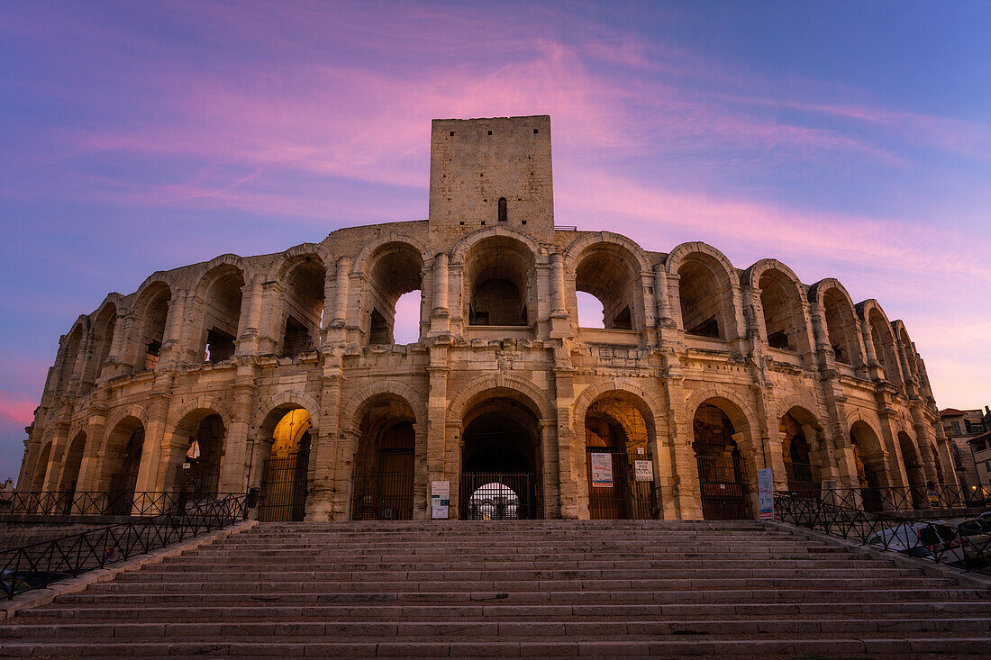 Das römische Amphitheater von Arles bei Sonnenuntergang, UNESCO-Weltkulturerbe, Arles, Provence, Frankreich, Europa