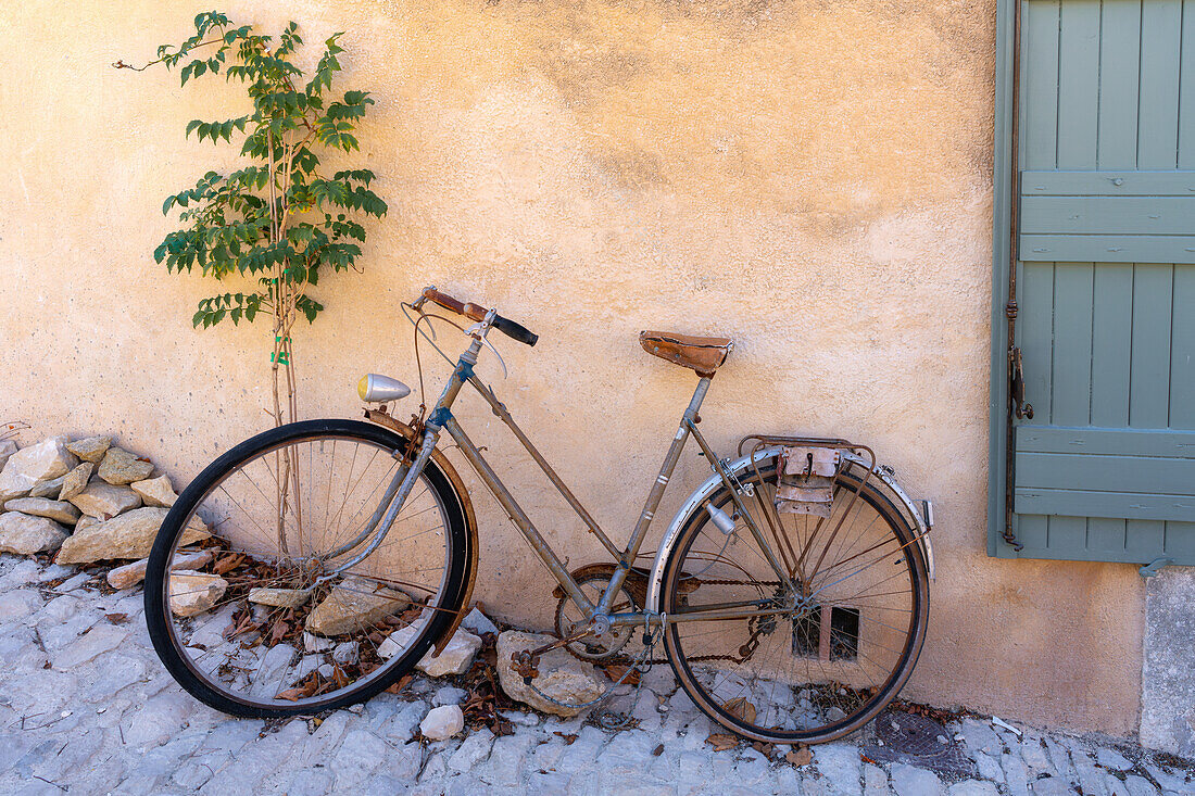 Straßenszene mit Fahrrad in dem Dorf Menerbes, Luberon, Vaucluse, Provence, Frankreich, Europa