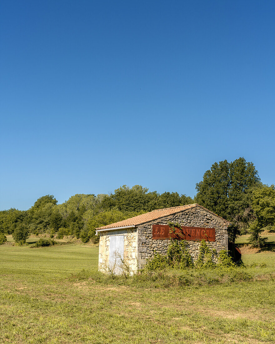 Alte Scheune in der französischen Landschaft der Provence, Provence, Frankreich, Europa