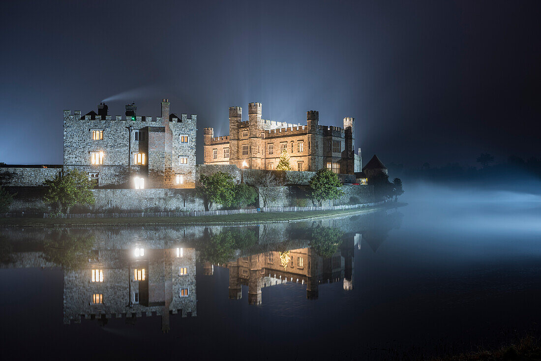 Leeds Castle im Abendnebel beleuchtet, Winter, nahe Maidstone, Kent, England, Vereinigtes Königreich, Europa