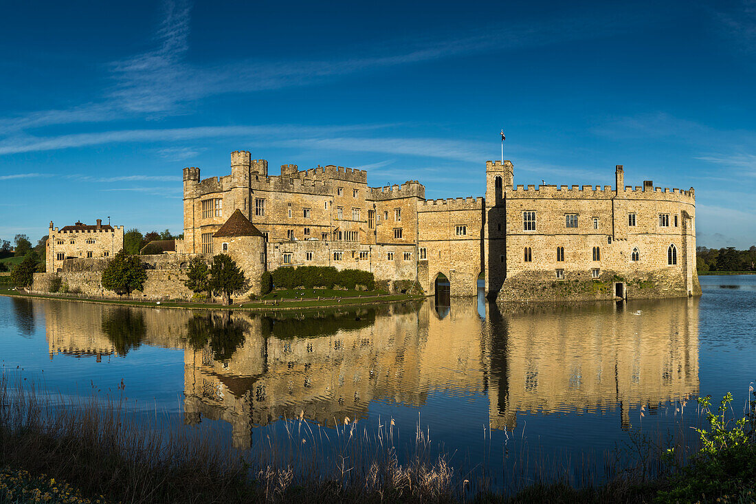 Leeds Castle im Sonnenlicht des frühen Morgens, in der Nähe von Maidstone, Kent, England, Vereinigtes Königreich, Europa