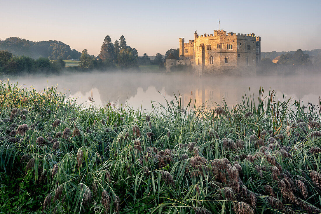 Leeds Castle im Morgennebel, in der Nähe von Maidstone, Kent, England, Vereinigtes Königreich, Europa