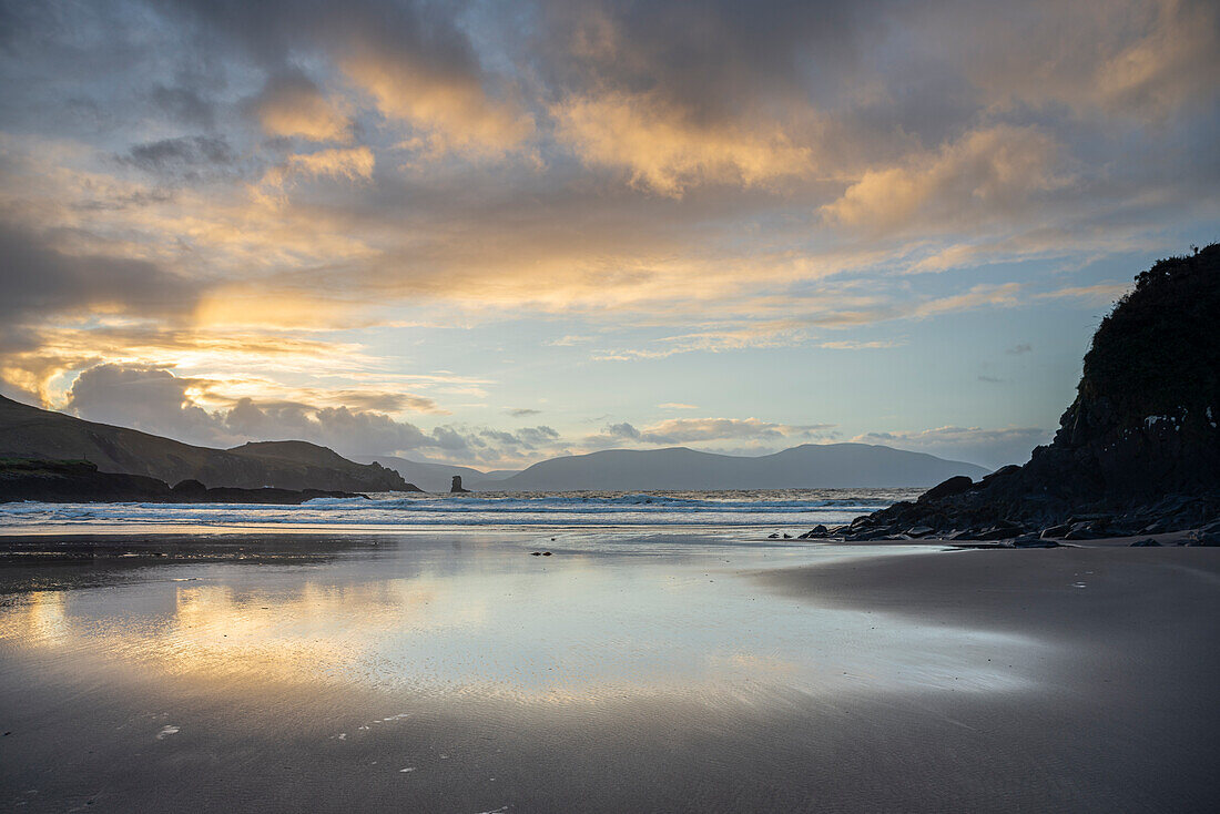 Doonshean Bay bei Sonnenaufgang, Dingle-Halbinsel, County Kerry, Munster, Republik Irland, Europa