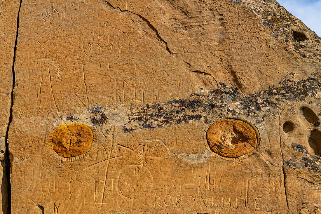 Indian rock carving, Writing-on-Stone Provincial Park, UNESCO World Heritage Site, Alberta, Canada, North America