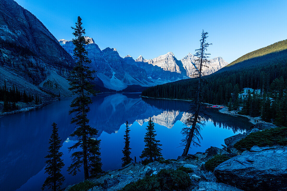 Sunrise at Lake Moraine, Banff National Park, UNESCO World Heritage Site, Alberta, Rocky Mountains, Canada, North America