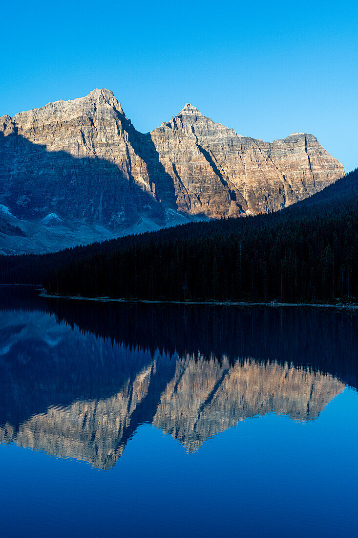 Sonnenaufgang am Lake Moraine, Banff-Nationalpark, UNESCO-Welterbe, Alberta, Rocky Mountains, Kanada, Nordamerika