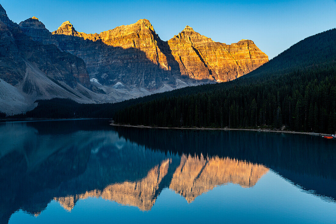 Sunrise at Lake Moraine, Banff National Park, UNESCO World Heritage Site, Alberta, Rocky Mountains, Canada, North America