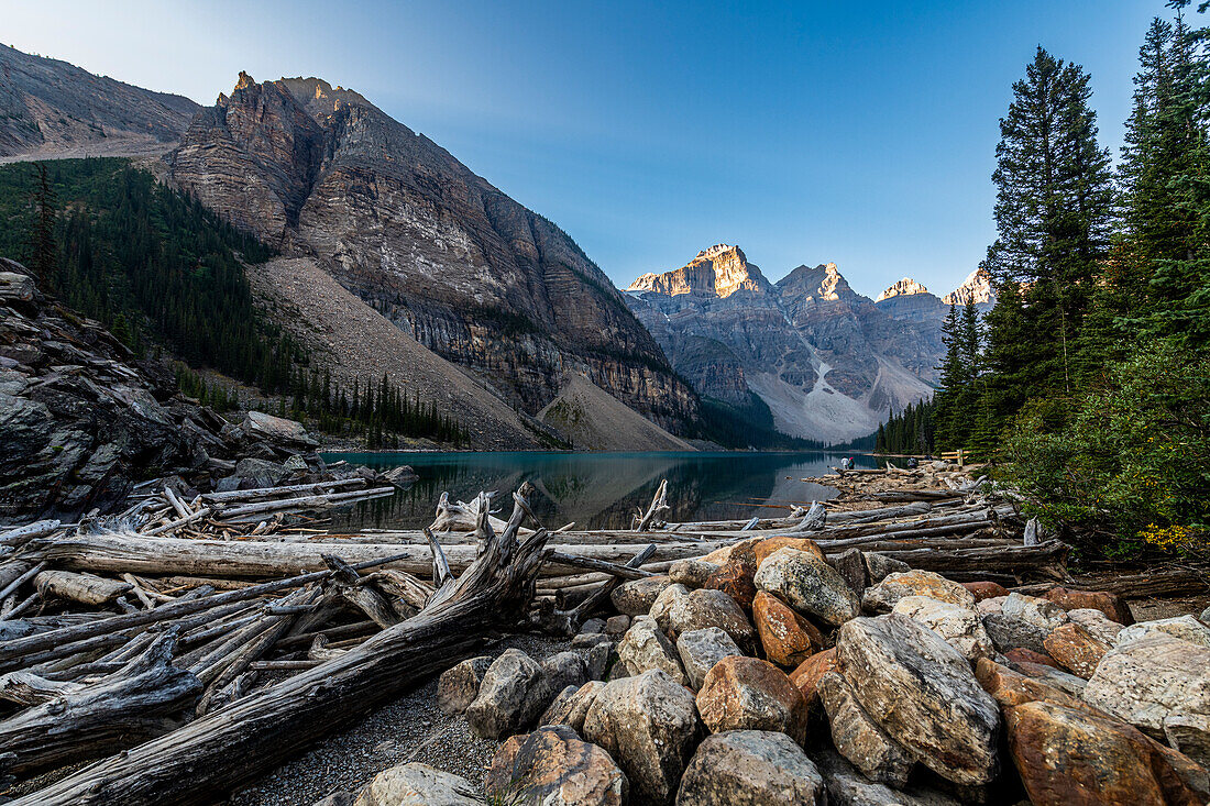 Sunrise at Lake Moraine, Banff National Park, UNESCO World Heritage Site, Alberta, Rocky Mountains, Canada, North America