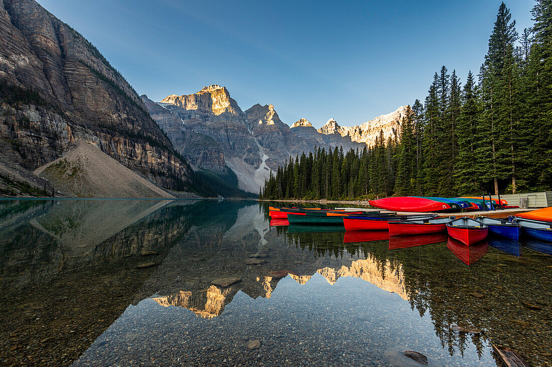 Kanus bei Sonnenaufgang am Lake Moraine, Banff-Nationalpark, UNESCO-Welterbe, Alberta, Rocky Mountains, Kanada, Nordamerika