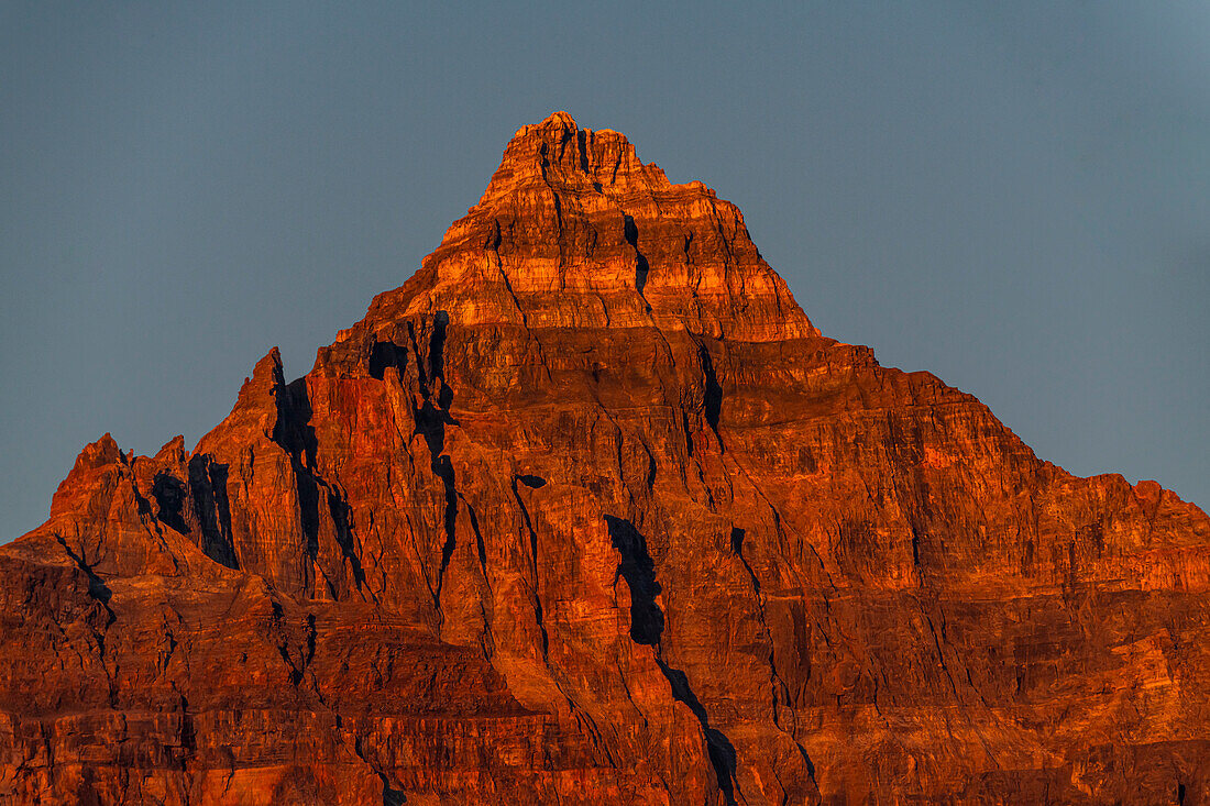 Beleuchteter Berg bei Sonnenaufgang am Lake Moraine, Banff-Nationalpark, UNESCO-Welterbe, Alberta, Rocky Mountains, Kanada, Nordamerika