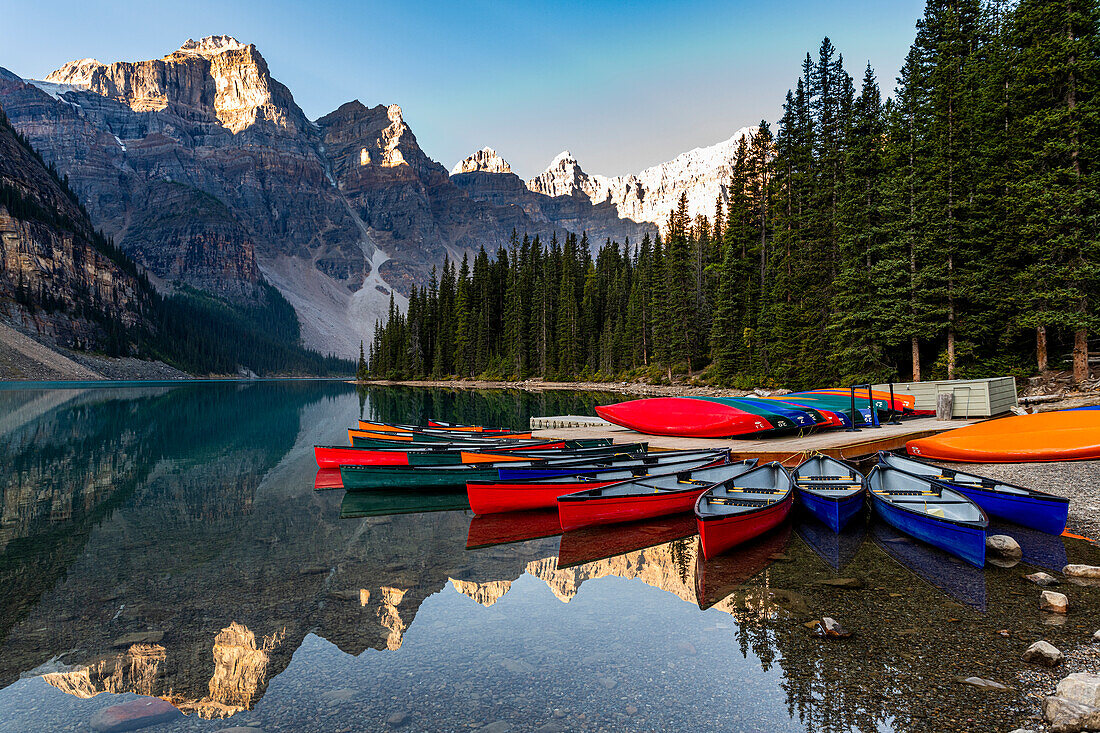 Kanus bei Sonnenaufgang am Lake Moraine, Banff-Nationalpark, UNESCO-Welterbe, Alberta, Rocky Mountains, Kanada, Nordamerika