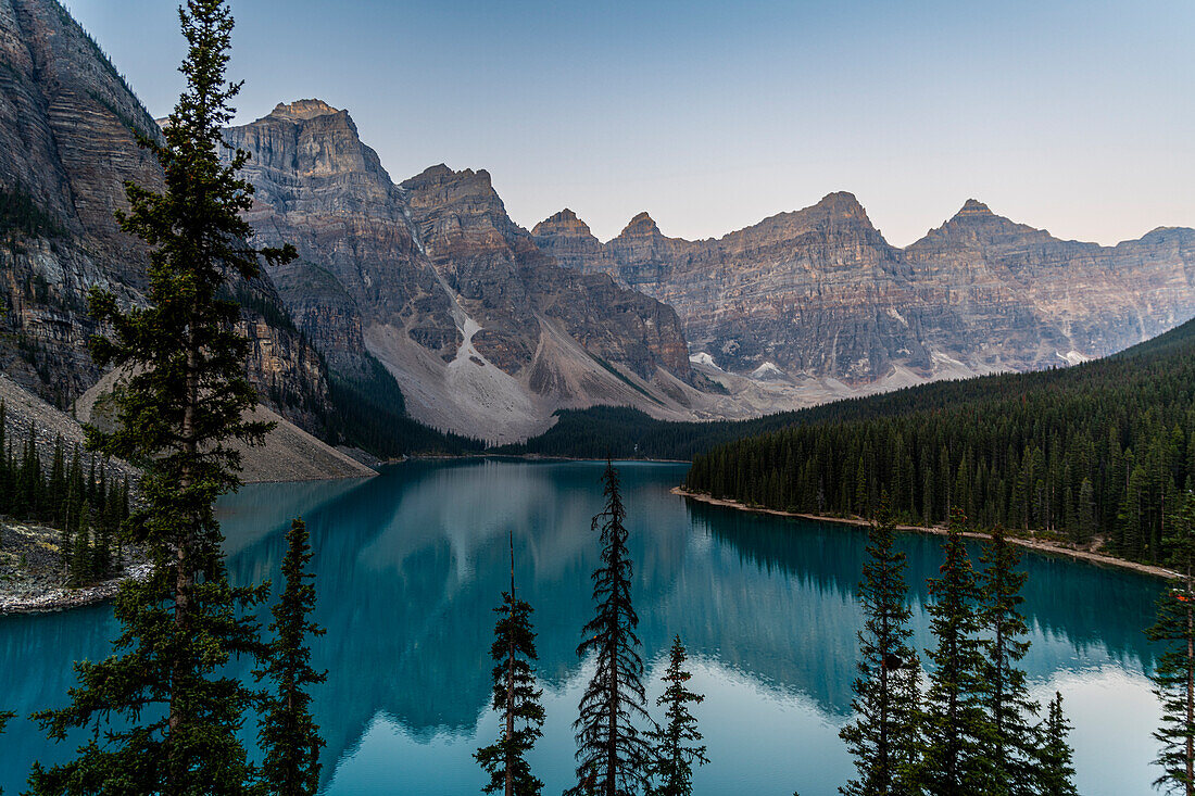 Sonnenaufgang am Lake Moraine, Banff-Nationalpark, UNESCO-Welterbe, Alberta, Rocky Mountains, Kanada, Nordamerika