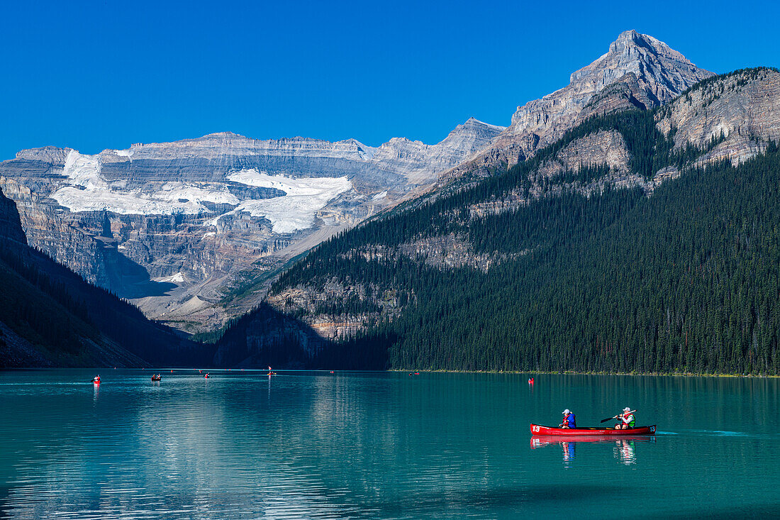 Kajakfahrer auf dem Lake Louise, Banff-Nationalpark, UNESCO-Welterbe, Alberta, Rocky Mountains, Kanada, Nordamerika