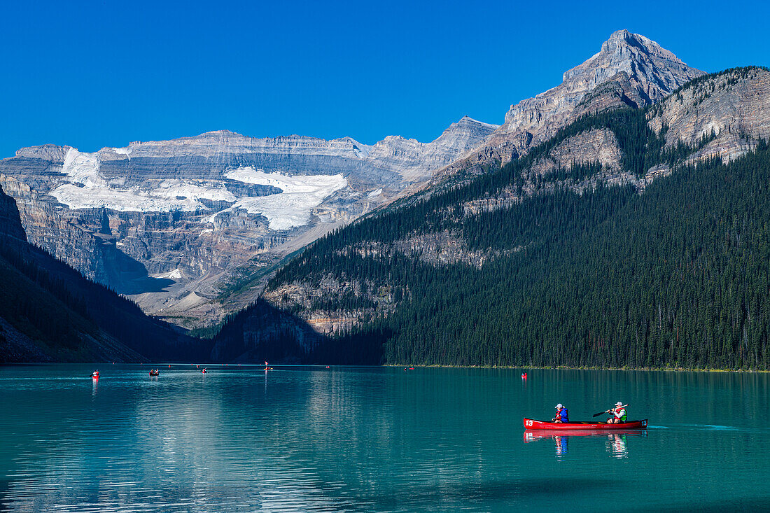 Kayakers on Lake Louise, Banff National Park, UNESCO World Heritage Site, Alberta, Rocky Mountains, Canada, North America