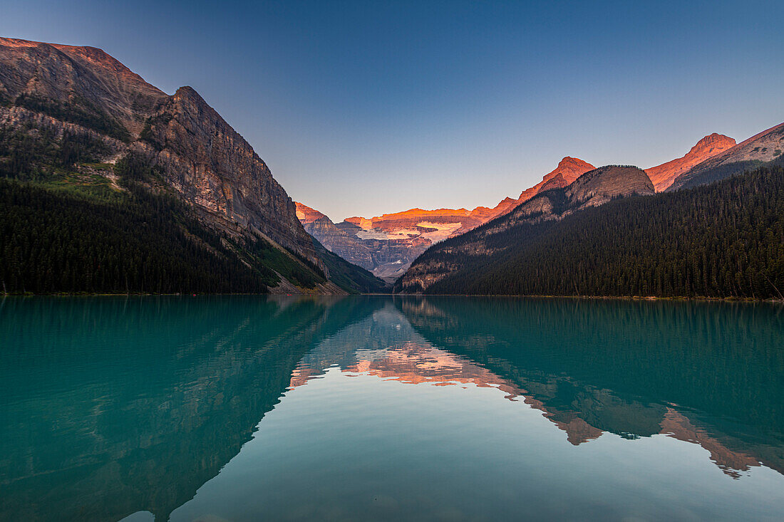 Sonnenaufgang am Lake Louise, Banff-Nationalpark, UNESCO-Welterbe, Alberta, Rocky Mountains, Kanada, Nordamerika