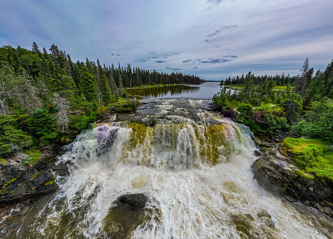 Luftaufnahme des Pisew Falls Provincial Park, Thompson, Manitoba, Kanada, Nordamerika