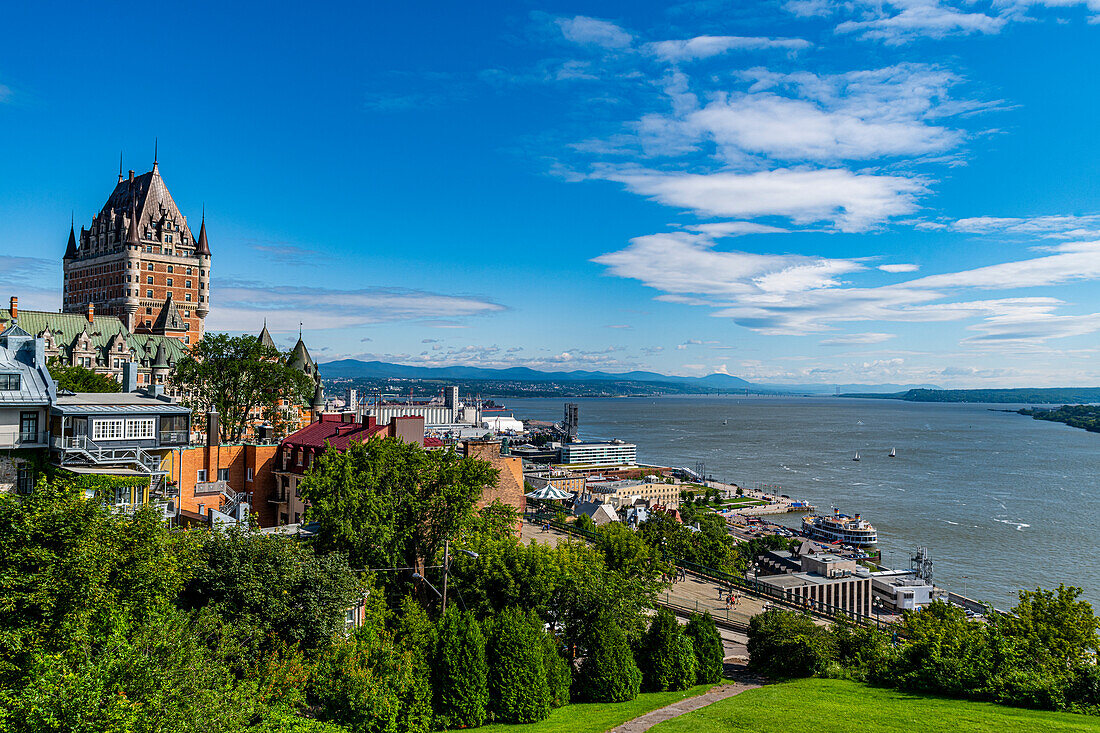 Blick auf das Chateau Frontenac und den Sankt-Lorenz-Strom, Quebec-Stadt, Quebec, Kanada, Nordamerika