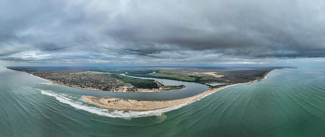 Luftaufnahme der Mündung des Flusses Cuanza, Angola, Afrika