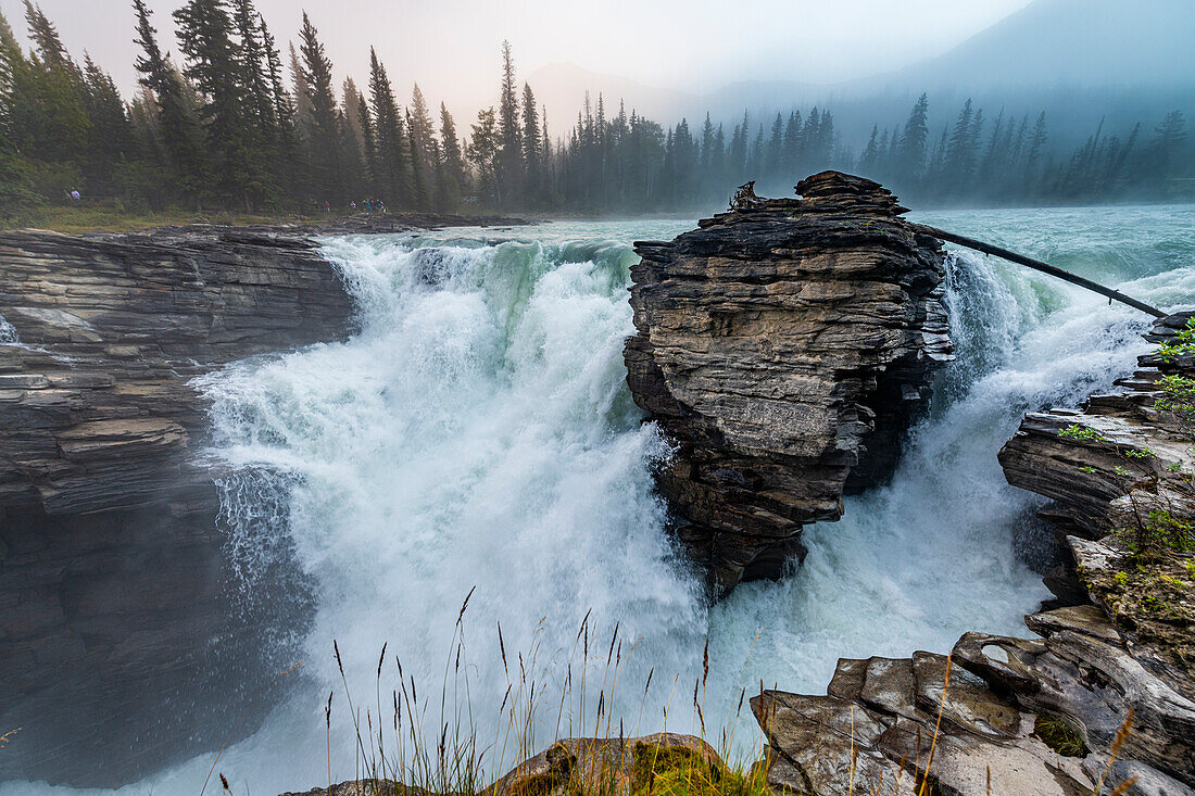 Athabasca Falls bei Sonnenaufgang, Glacier Parkway, Jasper National Park, UNESCO-Weltkulturerbe, Alberta, Kanadische Rocky Mountains, Kanada, Nordamerika