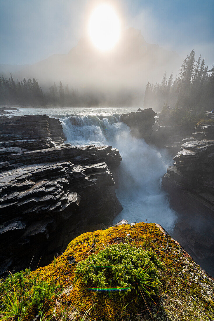 Athabasca Falls bei Sonnenaufgang, Glacier Parkway, Jasper National Park, UNESCO-Weltkulturerbe, Alberta, Kanadische Rocky Mountains, Kanada, Nordamerika