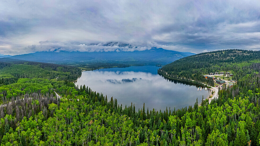 Luftaufnahme des Pyramid Lake, Jasper National Park, UNESCO-Weltnaturerbe, Alberta, Kanadische Rockies, Kanada, Nordamerika