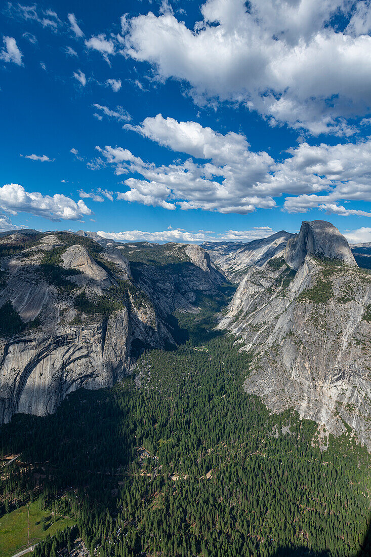 Blick über den Yosemite-Nationalpark mit dem Half Dome, UNESCO-Welterbe, Kalifornien, Vereinigte Staaten von Amerika, Nordamerika