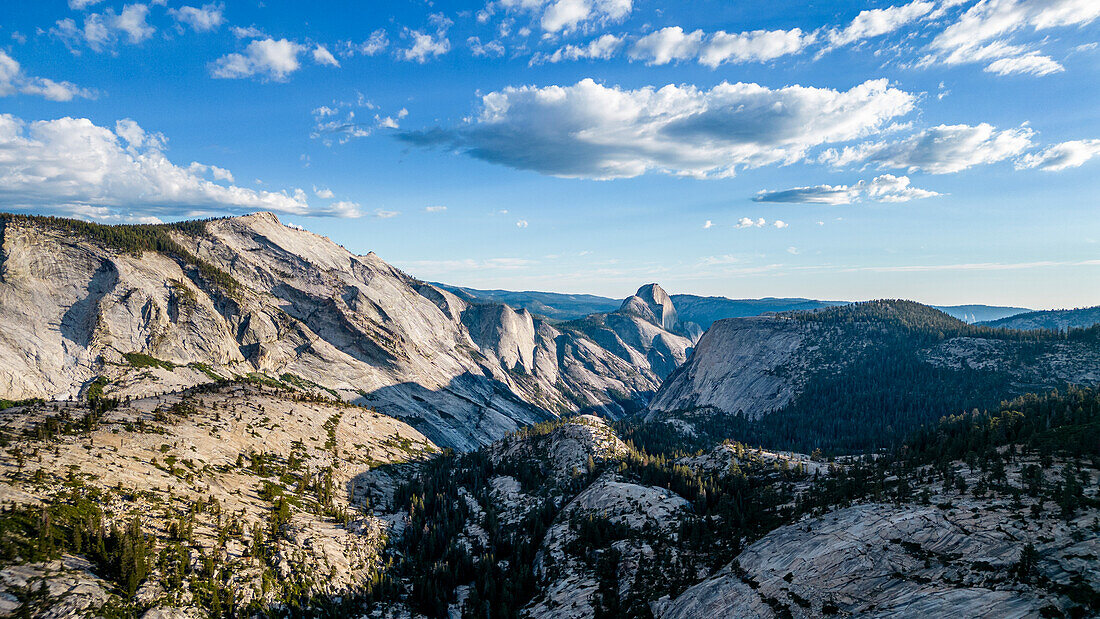 Granitberge mit Half Dome im Hintergrund, Yosemite-Nationalpark, UNESCO-Weltnaturerbe, Kalifornien, Vereinigte Staaten von Amerika, Nordamerika