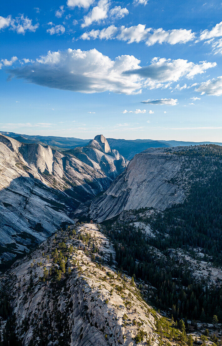 Granitberge mit Half Dome im Hintergrund, Yosemite-Nationalpark, UNESCO-Weltnaturerbe, Kalifornien, Vereinigte Staaten von Amerika, Nordamerika