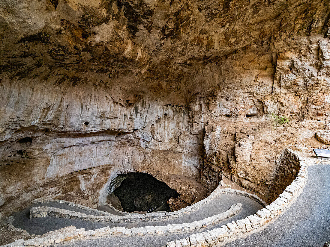 Eingang zur Haupthöhle im Carlsbad Caverns National Park, UNESCO-Welterbestätte, gelegen in den Guadalupe Mountains, New Mexico, Vereinigte Staaten von Amerika, Nordamerika