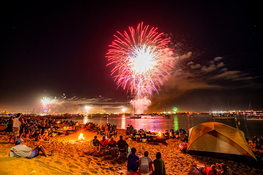 Feuerwerk von Shelter Island aus gesehen in San Diego, Kalifornien, Vereinigte Staaten von Amerika, Nordamerika