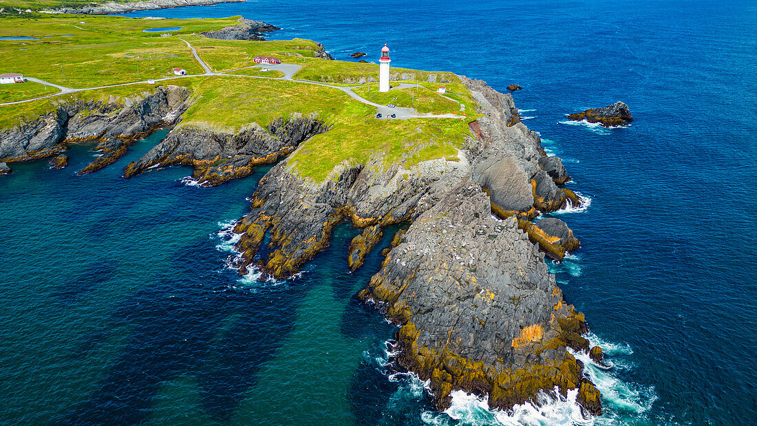 Luftaufnahme des Cape Race-Leuchtturms, Mistaken Point, UNESCO-Welterbestätte, Avalon-Halbinsel, Neufundland, Kanada, Nordamerika