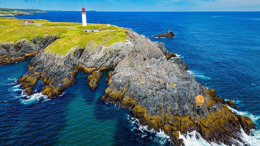 Luftaufnahme des Cape Race-Leuchtturms, Mistaken Point, UNESCO-Welterbestätte, Avalon-Halbinsel, Neufundland, Kanada, Nordamerika