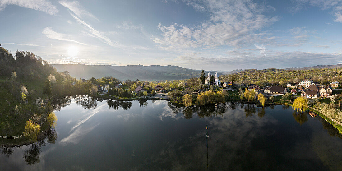 Landschaft mit Spiegelungen bei Nucsoara, Kreis Arges, Muntenia, Rumänien, Europa