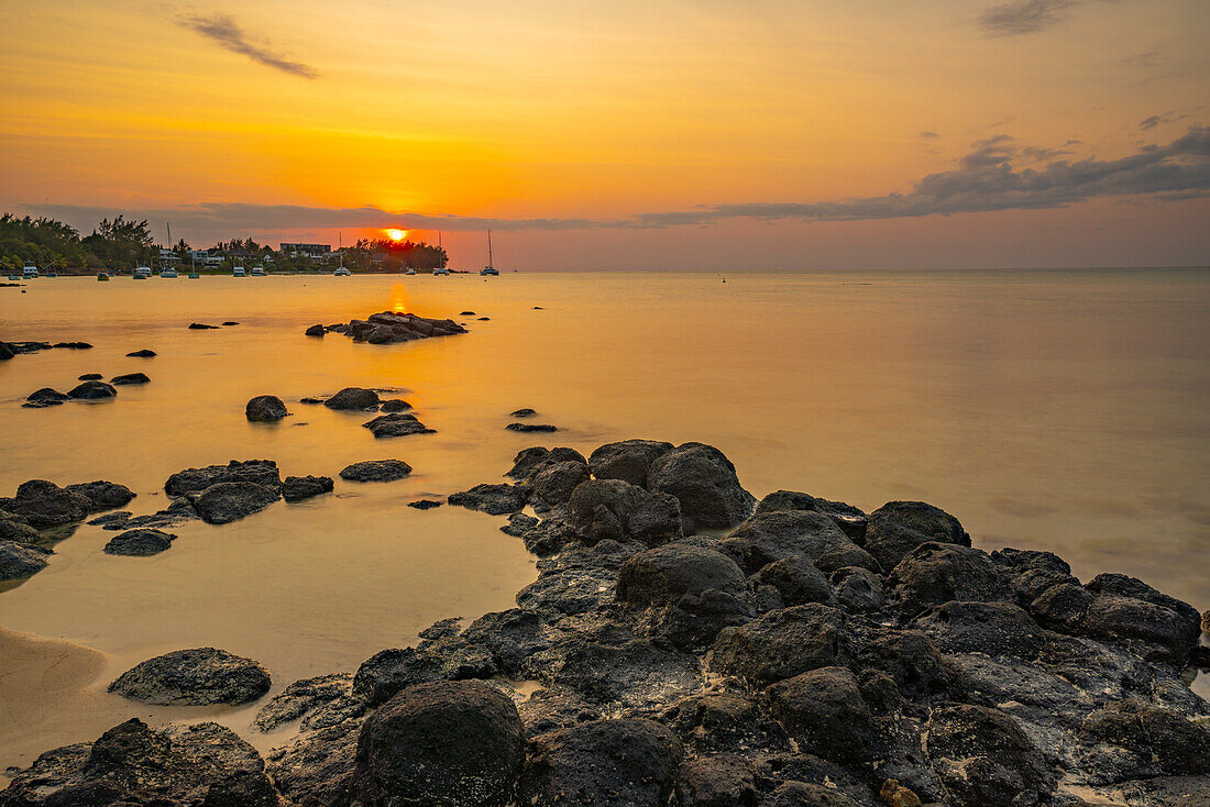 Blick auf den Strand und den Indischen Ozean bei Sonnenuntergang in Cap Malheureux, Mauritius, Indischer Ozean, Afrika
