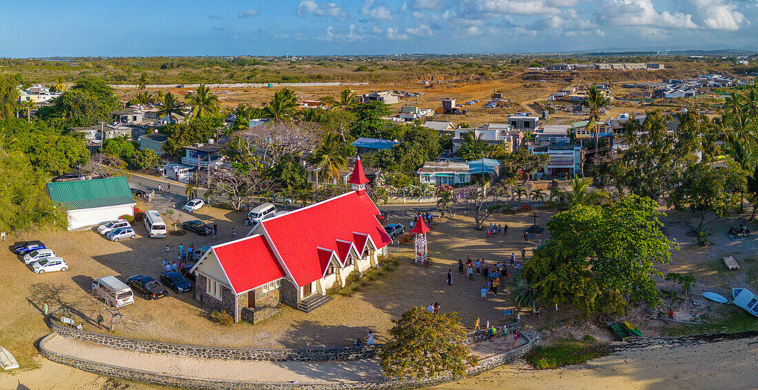 Luftaufnahme von Notre-Dame Auxiliatrice de Cap Malheureux, Cap Malheureux, Mauritius, Indischer Ozean, Afrika